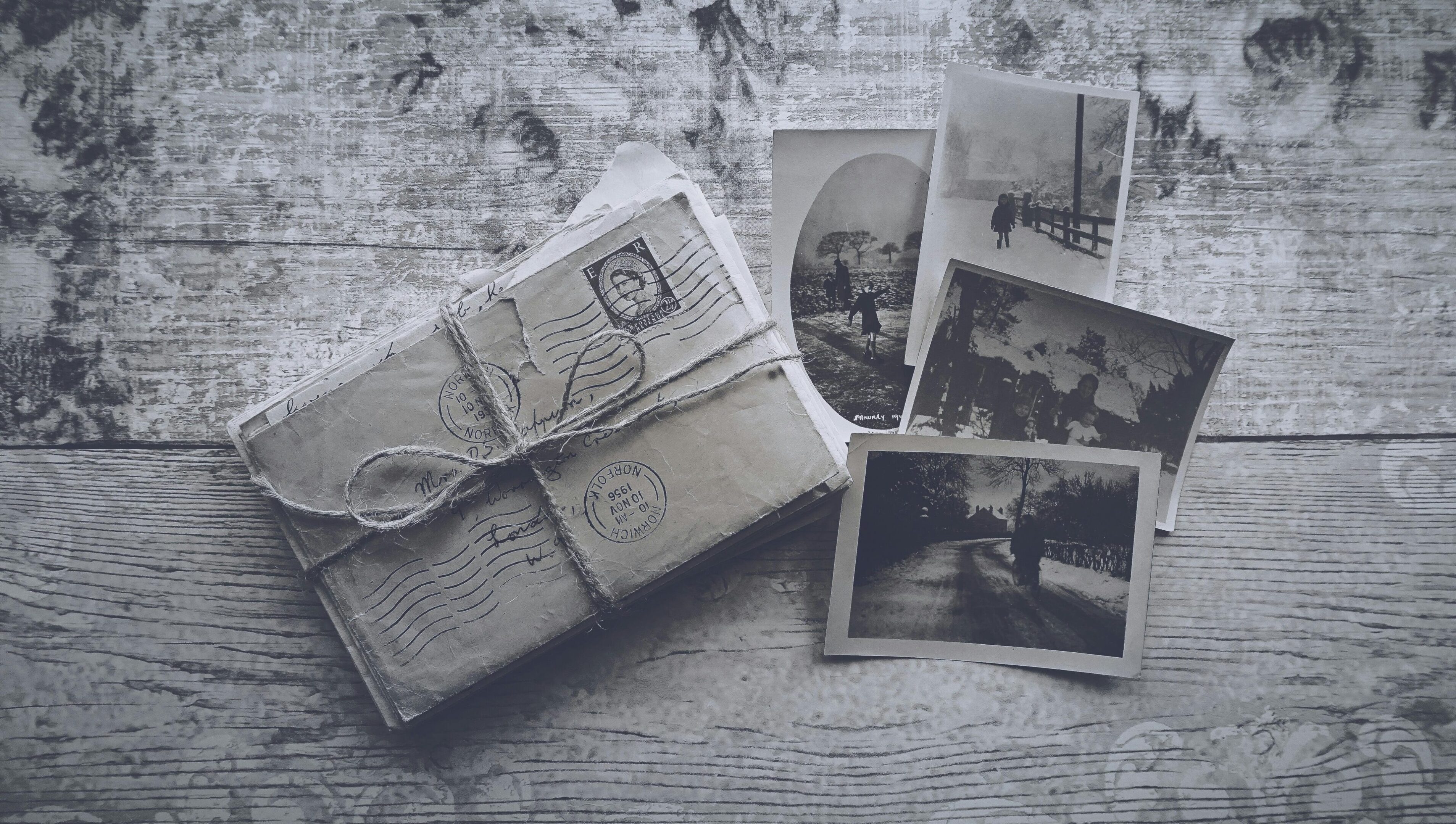 B&W pictures pexels-suzyhazelwood-5207529